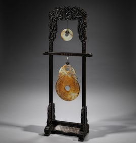 In the Qing Dynasty, red sandalwood stands and Hetian Jade Wall