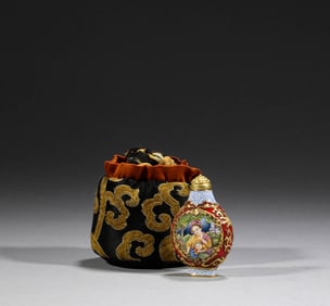 In the Qing Dynasty, enamel painted figure snuff bottles