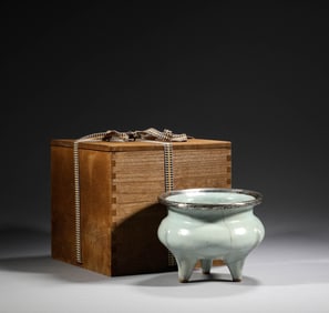 In the Ming Dynasty, the official kiln three legged furnace