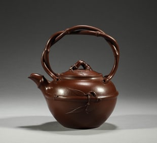 In the Qing Dynasty, a purple clay teapot with a lifting beam