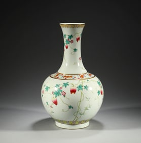 In the Qing Dynasty, pink flower patterned neck vase