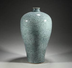 In the Ming Dynasty, a plum vase with hidden floral patterns was carved