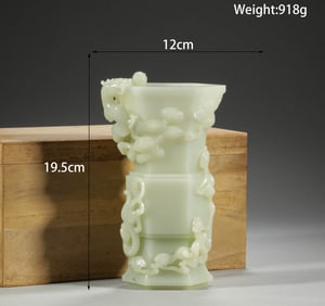In the Qing Dynasty, Hetian jade dragon pattern vase