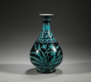 In the Ming Dynasty, blue glazed jade teapot and spring vase