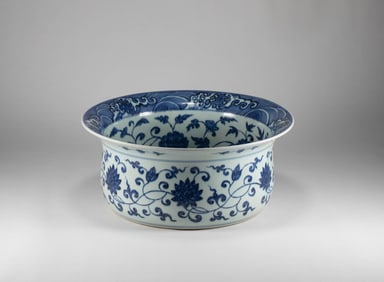 Qing Dynasty Yongzheng entwined lotus and washed along the folded edge