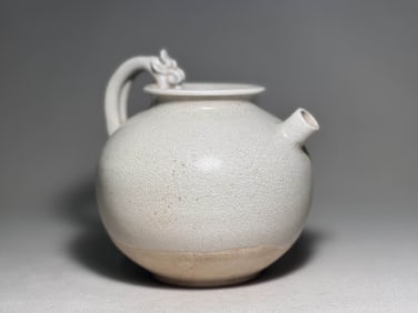 Sui Dynasty white glazed dragon handle holding pot