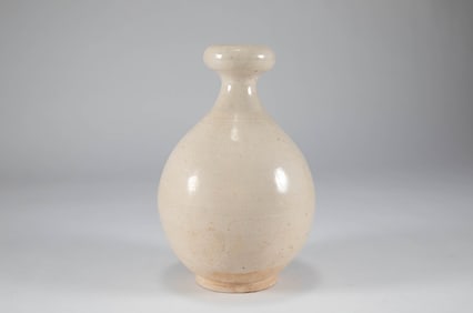 Sui Dynasty white glazed garlic bottle
