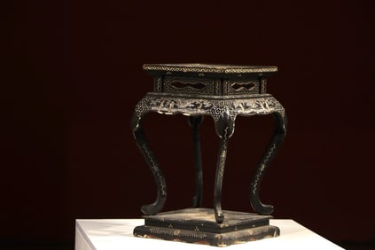 Wooden body lacquer inlaid with mother of pearl fragrance table