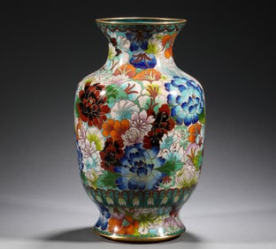 In the Qing Dynasty, copper cloisonn é floral vase with floral patterns