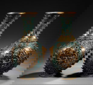 In the Qing Dynasty, a bronze cloisonn é dragon patterned heart-shaped bottle was used