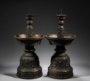 In the Qing Dynasty, a pair of copper dragon patterned lanterns
