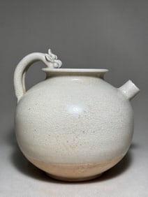 Sui Dynasty white glazed dragon handle holding pot