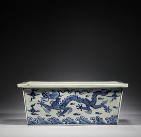 In the Ming Dynasty, blue and white dragon patterned square grooves