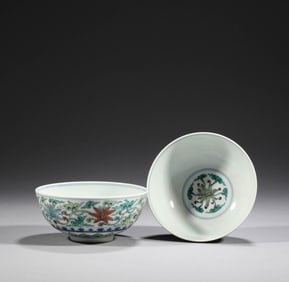 In the Qing Dynasty, a pair of colorful flower patterned bowls