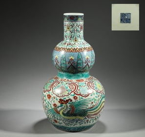 In the Qing Dynasty, the dragon and phoenix patterned gourd vase with colorful flowers