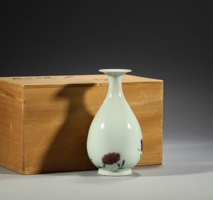 Qing Dynasty, Doucai Flower Wine Bottle