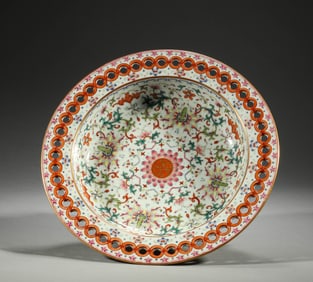 In the Qing Dynasty, pink floral patterns were offered on plates