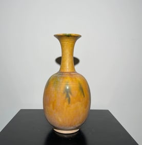 Yellow glazed bottle during the Sui and Tang dynasties