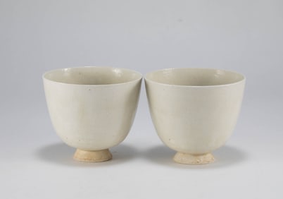 A pair of white glazed cups from the Sui Dynasty