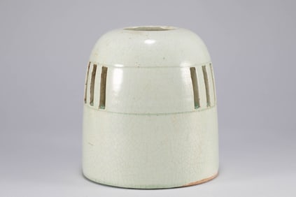 During the Sui Dynasty, a white glazed smoking furnace was used