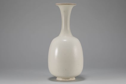 Sui Dynasty white glazed long necked vase