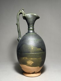 Tang Dynasty dragon head holding pot