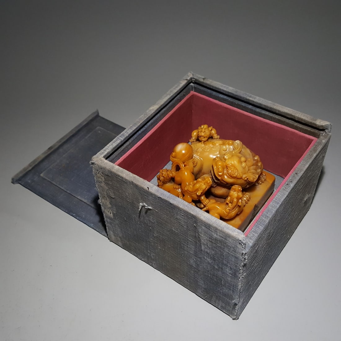 Tianhuang Beast Button Seal: H:9.6cm L:8.9cm W:8.9cm