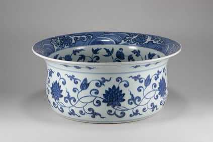 During the Qing Dynasty, entwined lotus patterns were washed along the edges