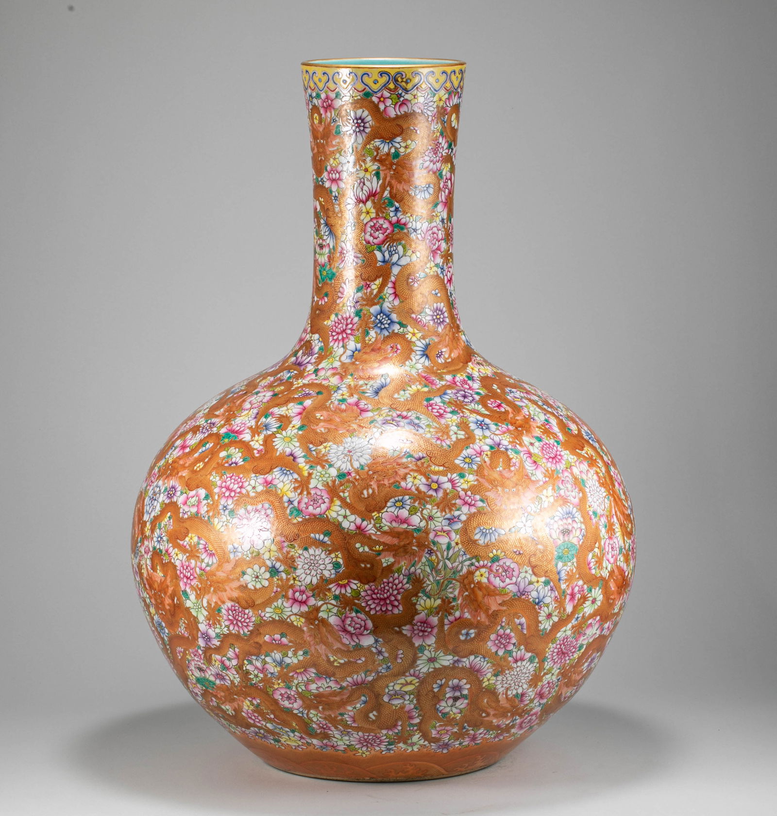 Qing Dynasty alum red painted golden dragon patterned celestial ball vase: H:56.5cm W:41cm