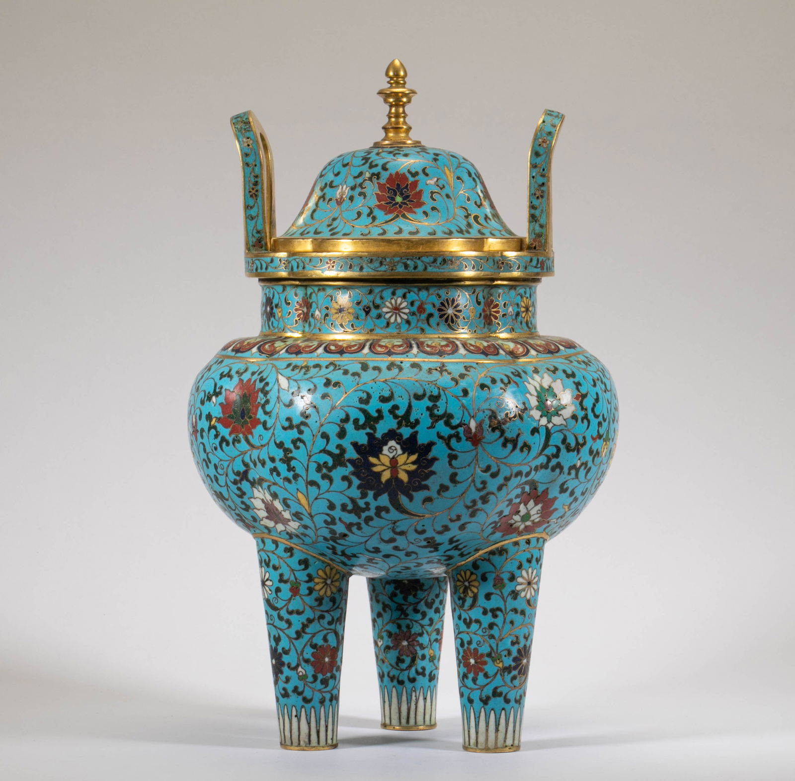 Qing Dynasty cloisonn é tripod furnace: H:30cm W:19cm