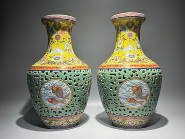 Qing Dynasty enamel colored bottle