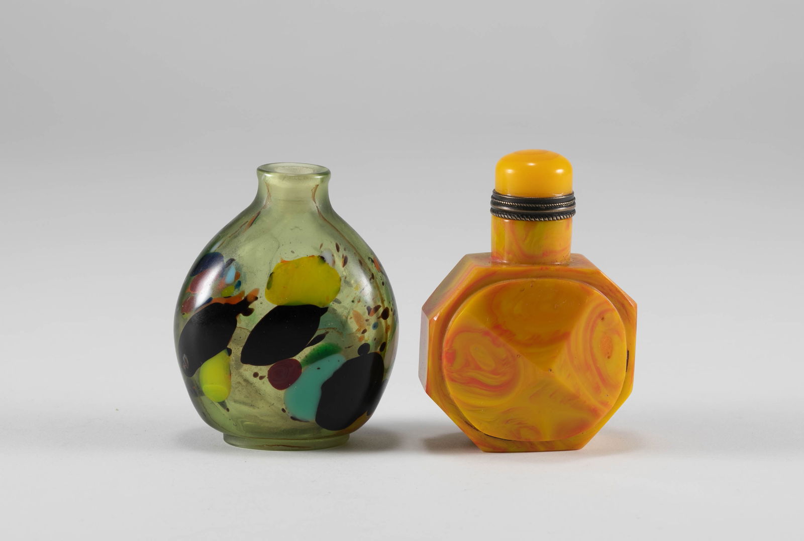 A pair of Qing Dynasty snuff bottles: H:6cm W:4.5cm H:5.5cm W:4.8cm