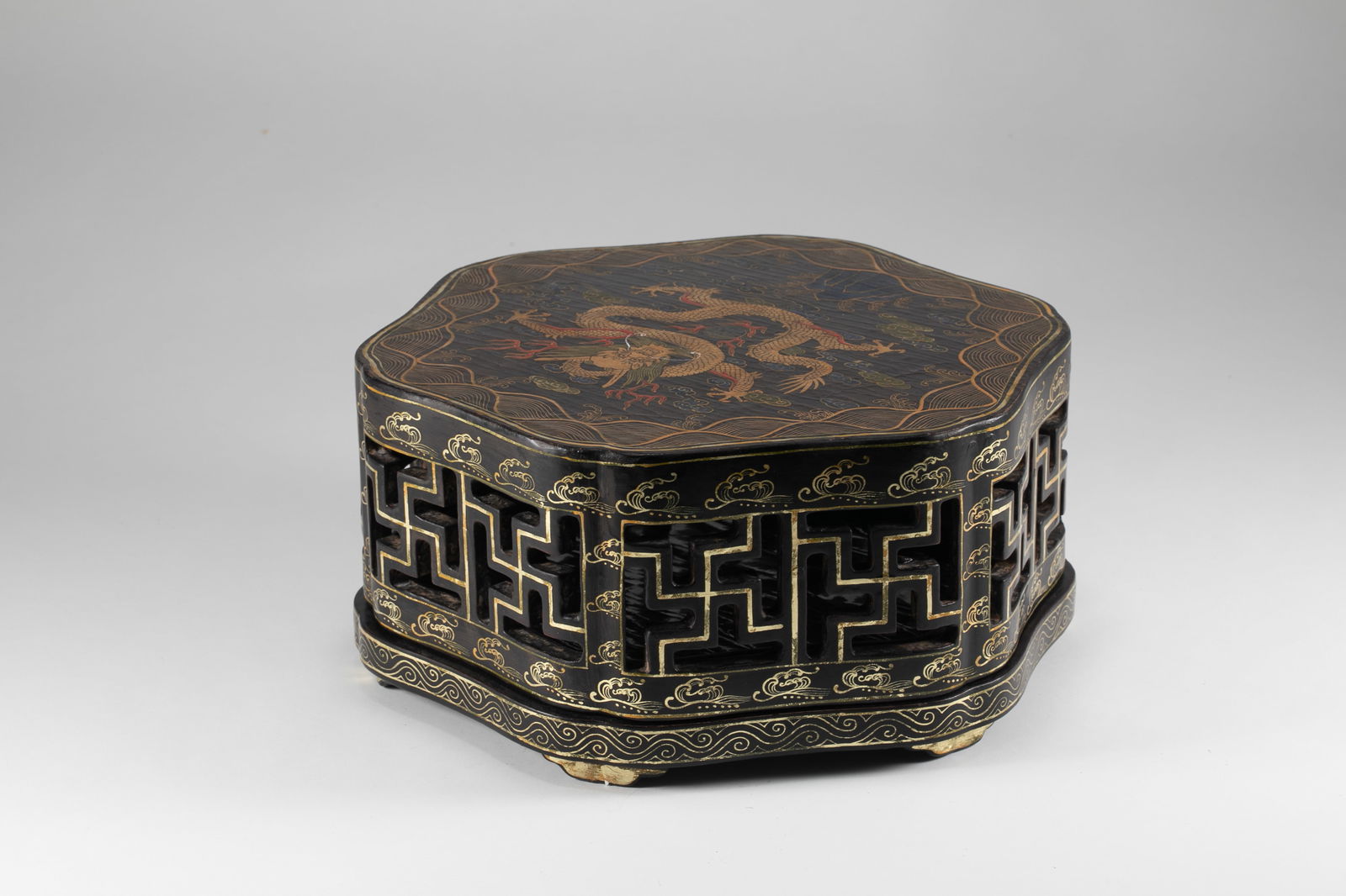 Qing Dynasty wooden body painted with gold dragon pattern lacquer box: H:11cm W:24cm