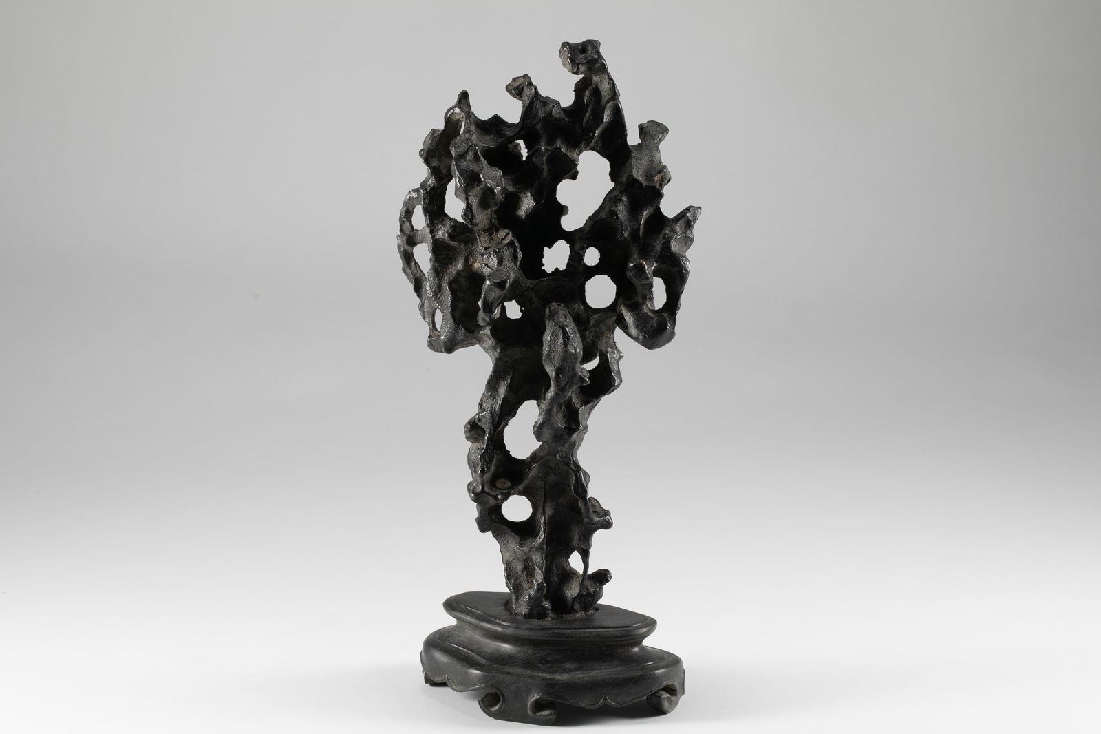 Bronze tire rockery ornaments from the Qing Dynasty: H:30.5cm W:14cm