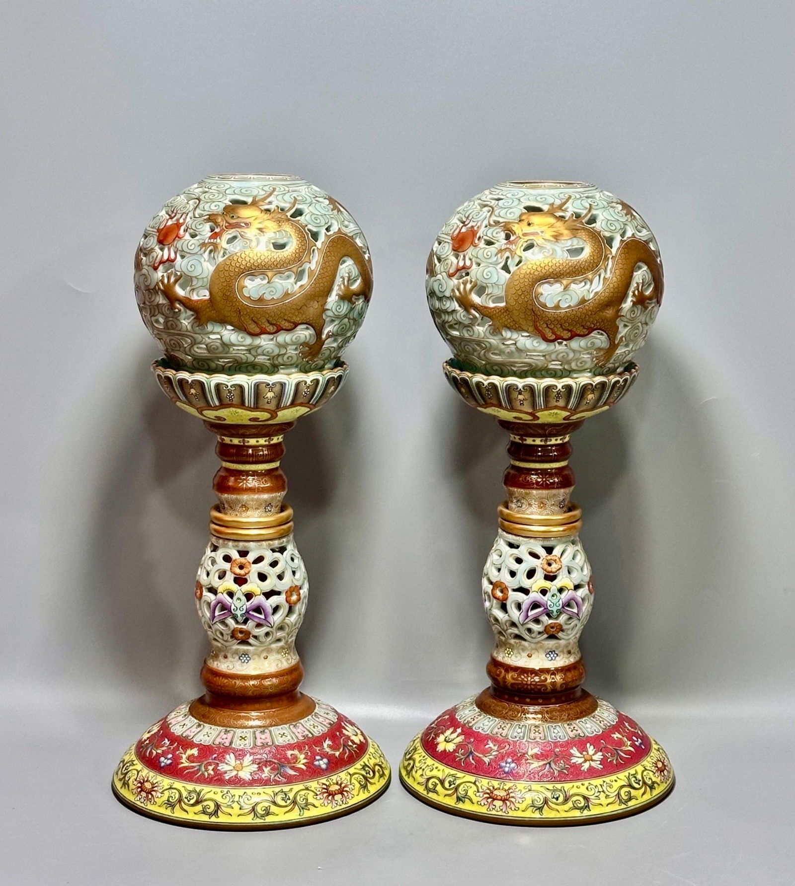 Qianlong Pink Bean Green Gold Dragon Pattern Hat Stand: H:39.2cm W:17.8cm