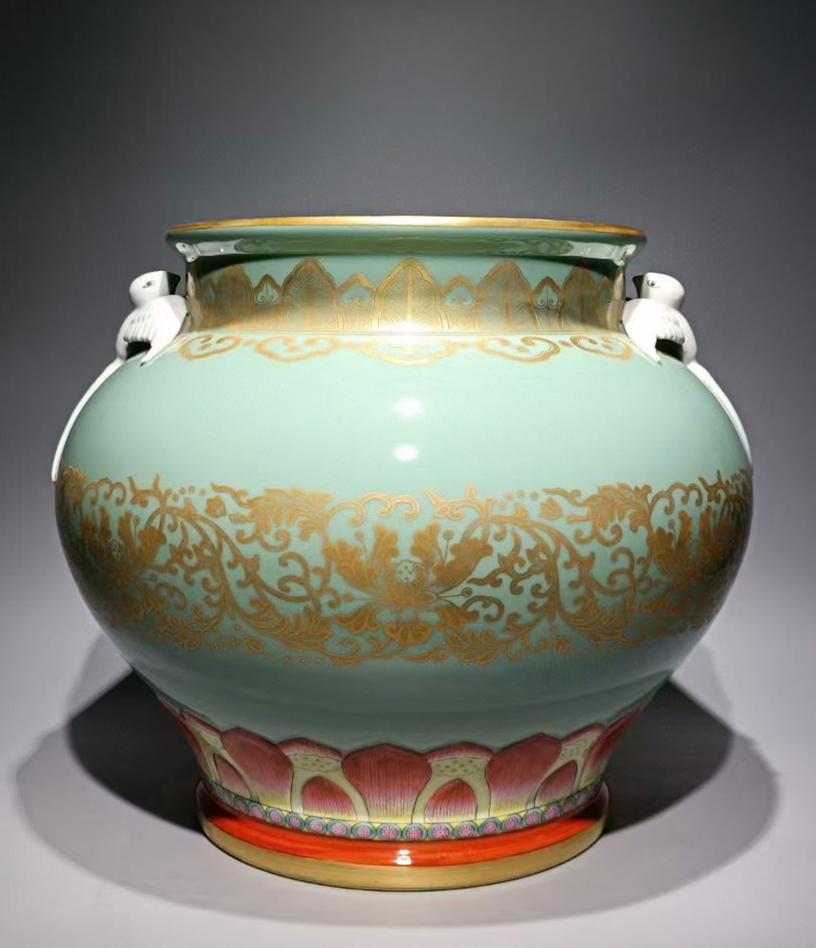 Qianlong Bean Green Golden Swallow Jar: H:33cm W:40cm