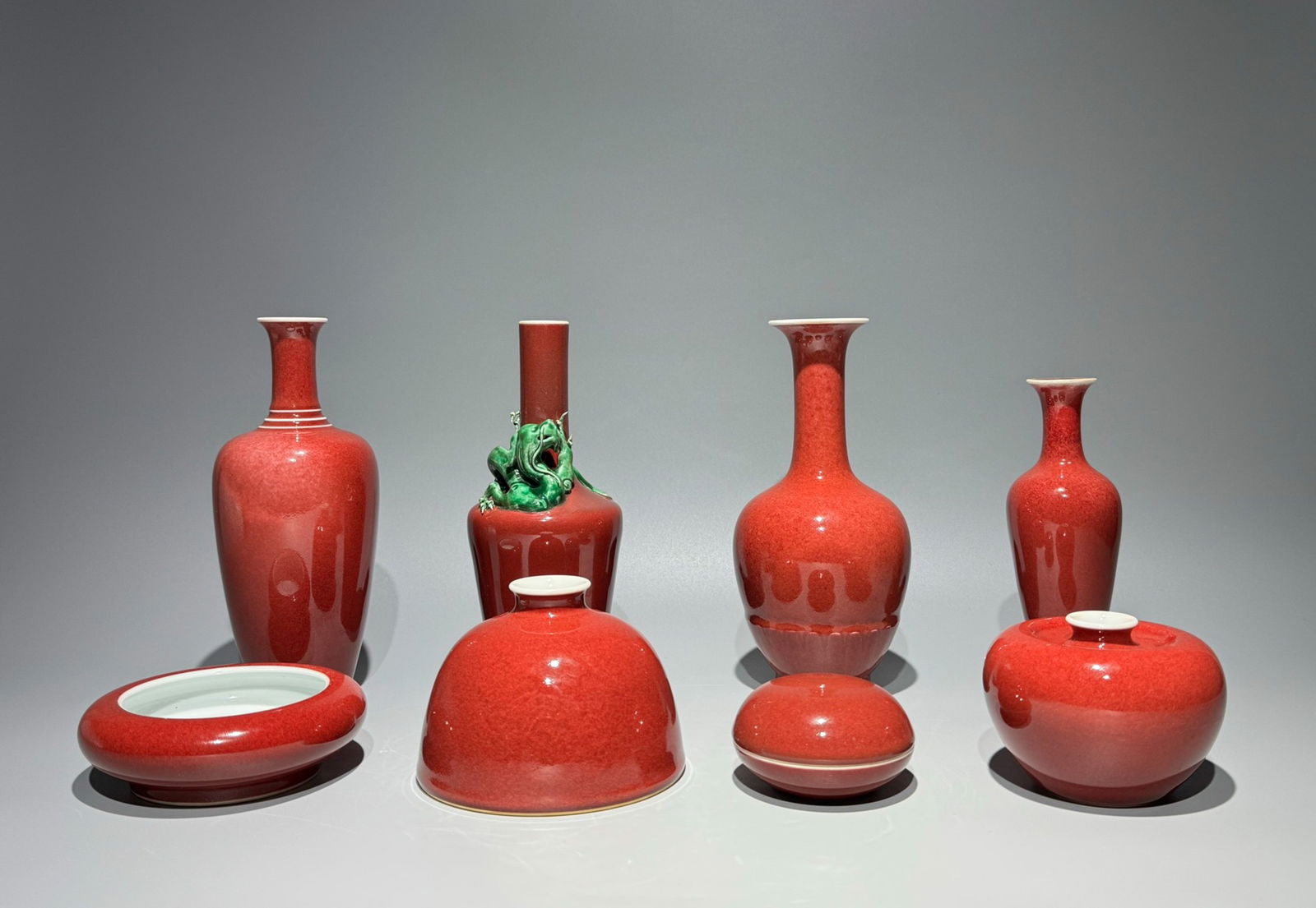 Qing Dynasty Kangxi Cowpea Red Eight Piece Set: H:21.5cm W:8.5cm H:21cm W:8.5cm H:21cm W:9.5cm H:17.6cm W:6cm H:4.3cm W:12.5cm H:18cm W:12.2cm H:5cm W:8cm H:8cm W:9.6cm
