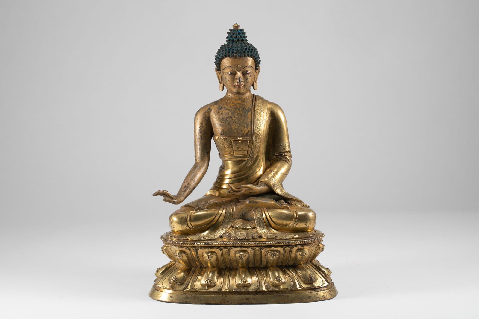 Bronze gilded statue of Shakyamuni Buddha in the Qing Dynasty palace: H:30cm W:21cm