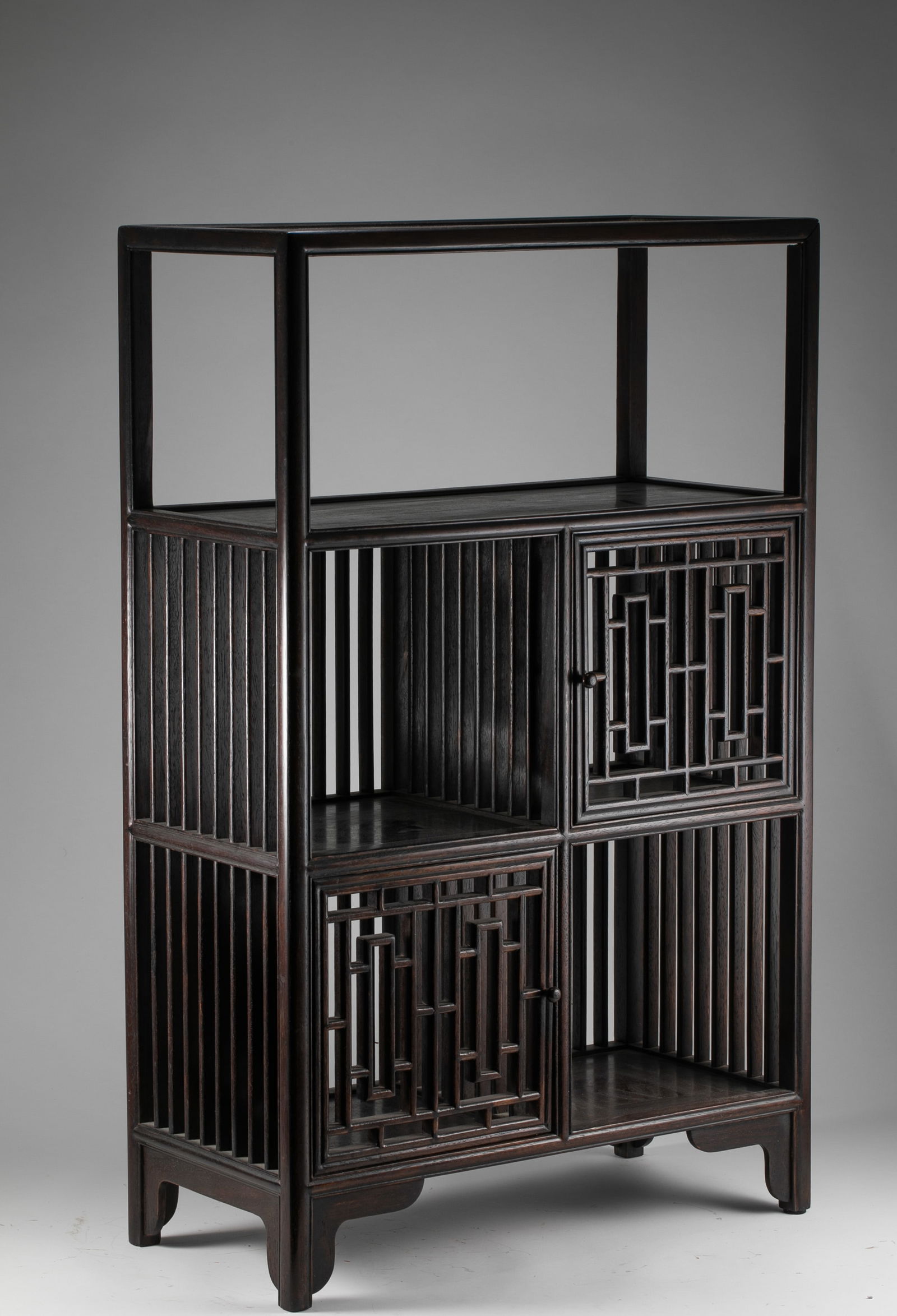 Qing Dynasty rosewood tea cabinet: H:68cm W:43cm L?20cm