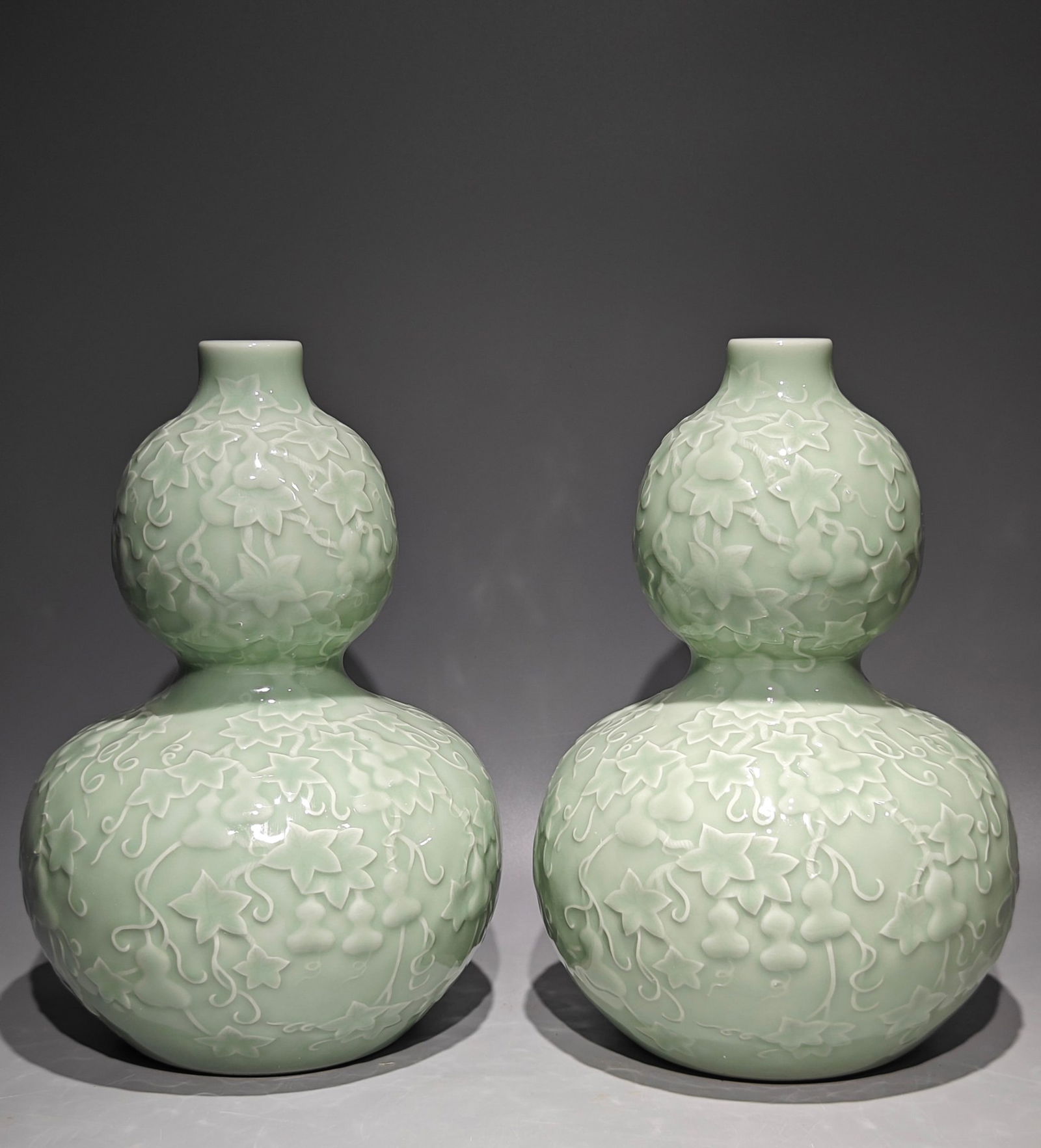 Qing Dynasty Qianlong Bean Green Fulu Gourd Bottle: H:29cm W:20cm