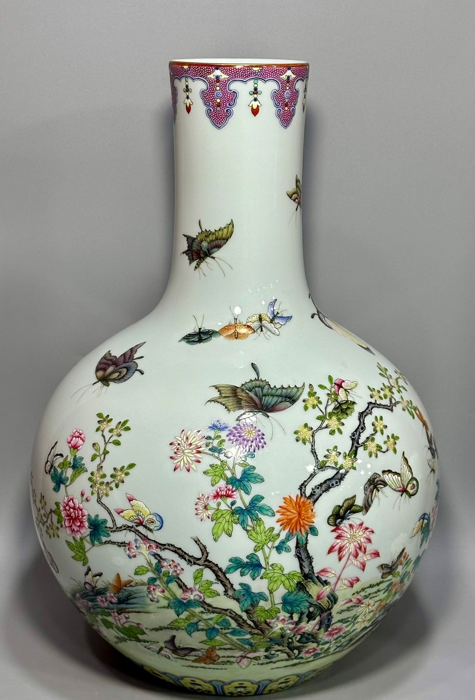 Qing Dynasty Qianlong Hundred Disc Flower Tianqiu Bottle: H:55.5cm W:38cm
