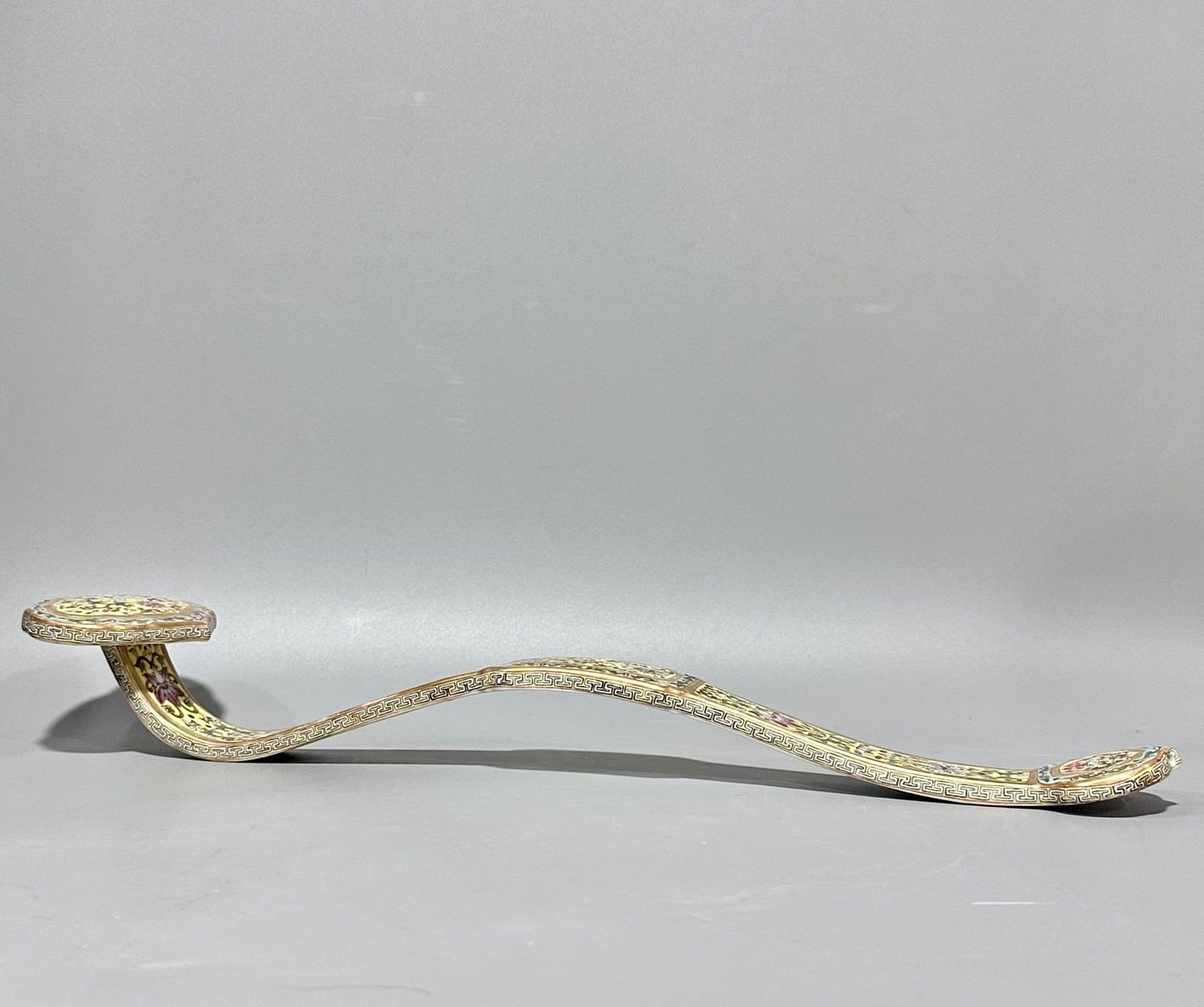 Qianlong Pink Painting with Gold Flower Patterns, Ruyi: H:6cm W:4cm