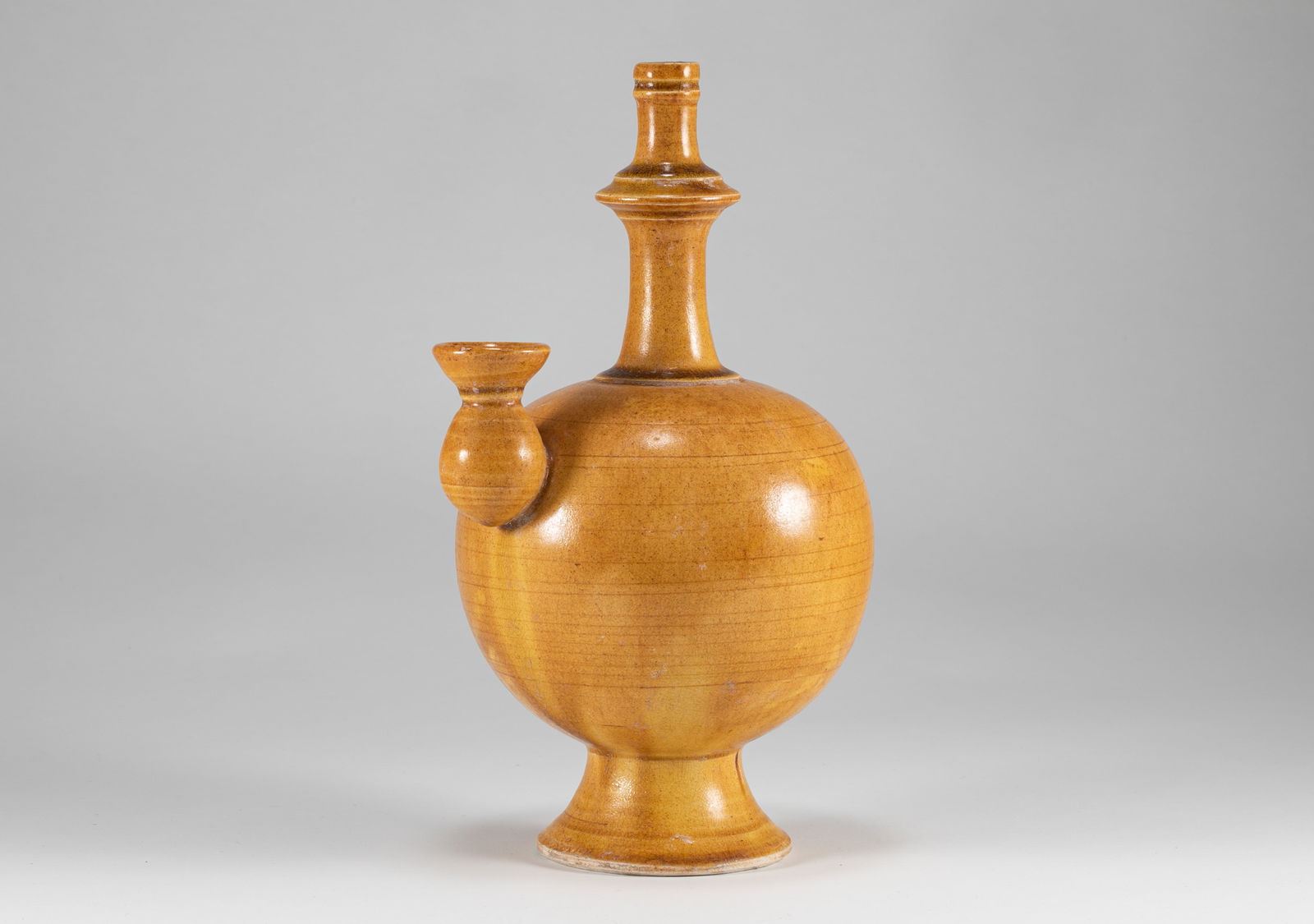 Tang Dynasty yellow glazed clean bottle: H:24cm W:14cm