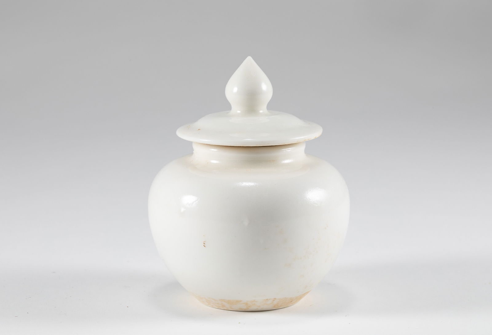 Sui Dynasty Xing Kiln White Glazed Jar: H:8.5cm W:7cm