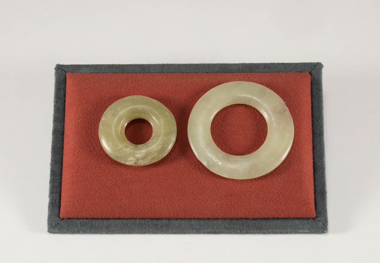 Red Mountain Jade Ring Group: D:4cm D:5.5cm