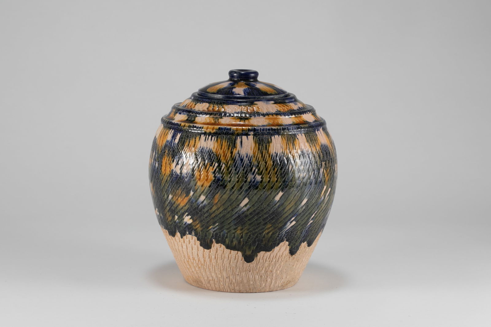 Tang Dynasty tri colored lid jar: H:14cm W:13cm