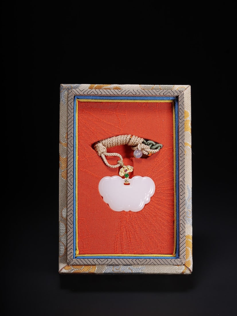 Hotan Jade Butterfly Pei: L:4cm W:2.5cm