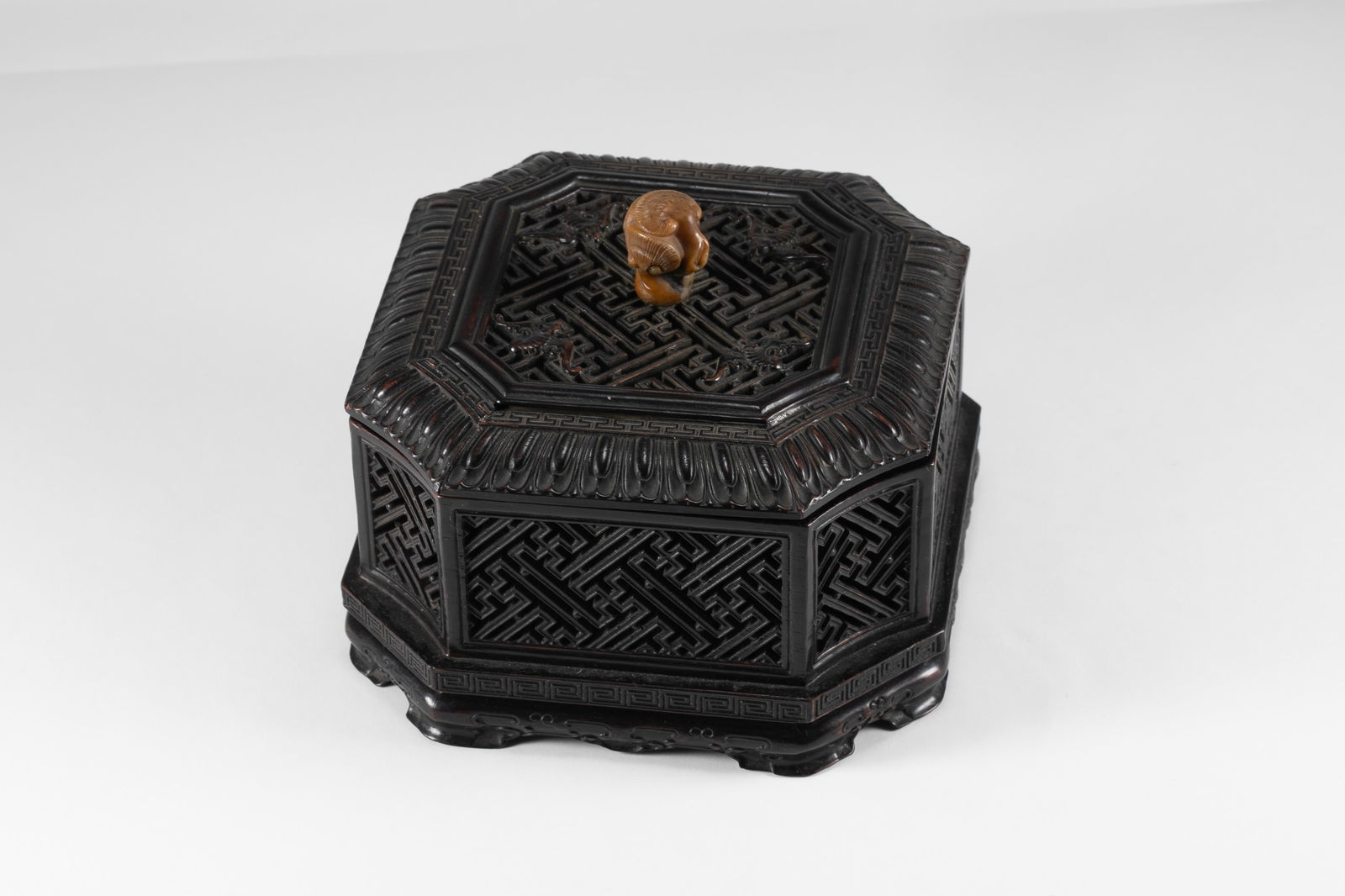 Purple sandalwood embedded with Shoushan stone eight sided aromatherapy: L:14.7cm W:14.7cm H:11cm