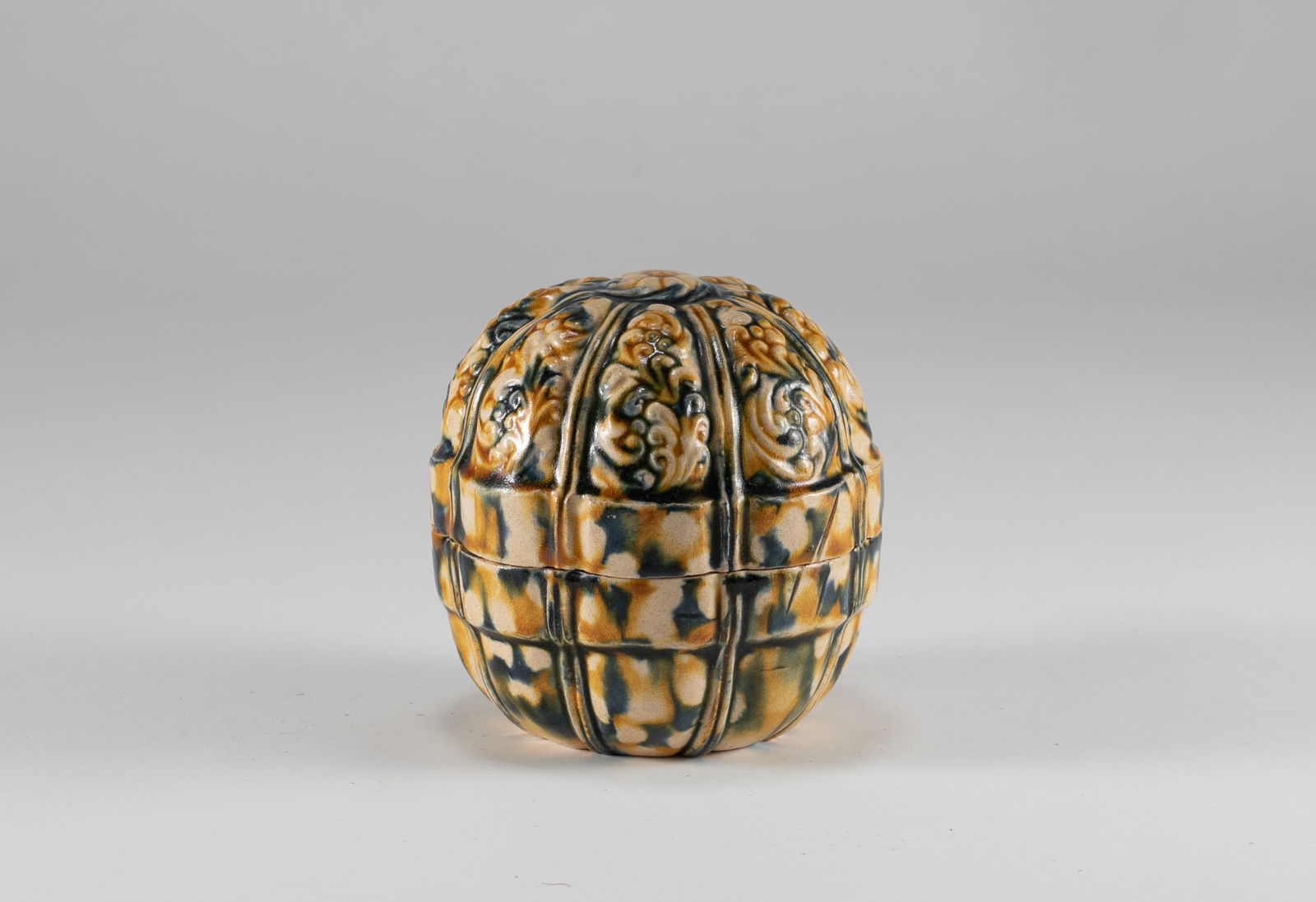 Tang Dynasty tri colored lid box: H:7.5cm W:7cm