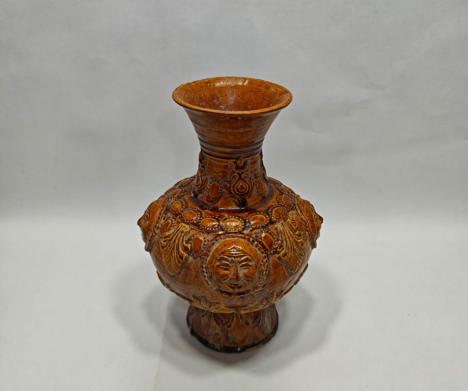 Tang Dynasty yellow glazed bottle: H:22cm